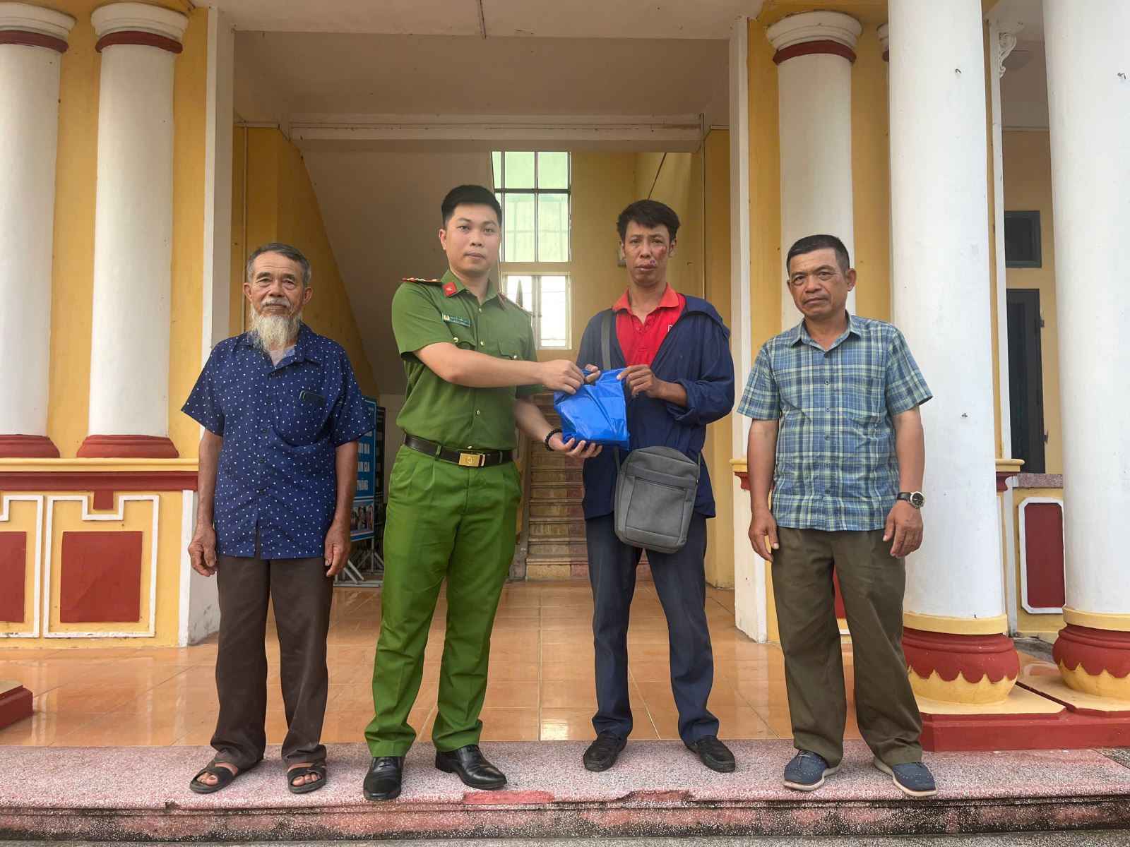 Thuy Anh Commune Police return 375 million VND in cash to the victim. Photo: Hung Yen Police