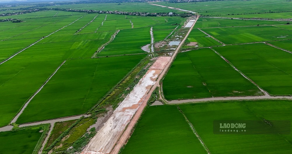 Dự án đường Tố Hữu nối dài đi sân bay Phú Bài đang thi công chậm tiến độ. Chủ đầu tư đã nhiều lần xử phạt nhà thầu do không đảm bảo tiến độ theo hợp đồng. 