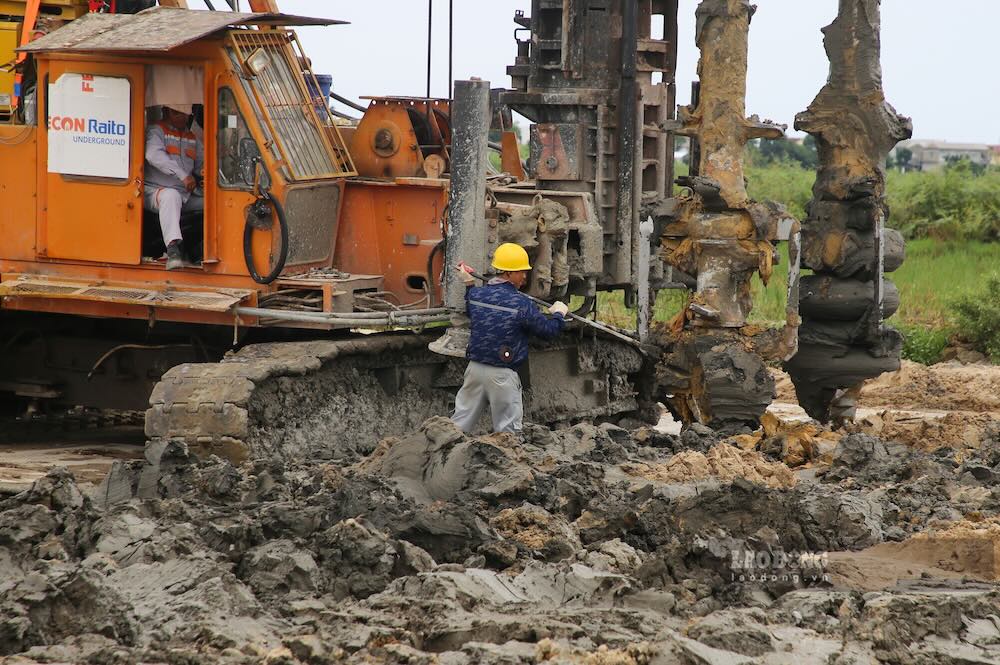 Điều kiện địa chất nhiều bùn, nước khiến việc xử lý nền đất và thi công gặp không ít khó khăn. 