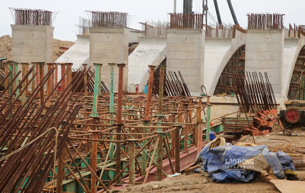 Các trụ cầu đang được thi công tại nhiều vị trí trên tuyến, phục vụ kết nối các đoạn đường qua khu vực đồng ruộng. 