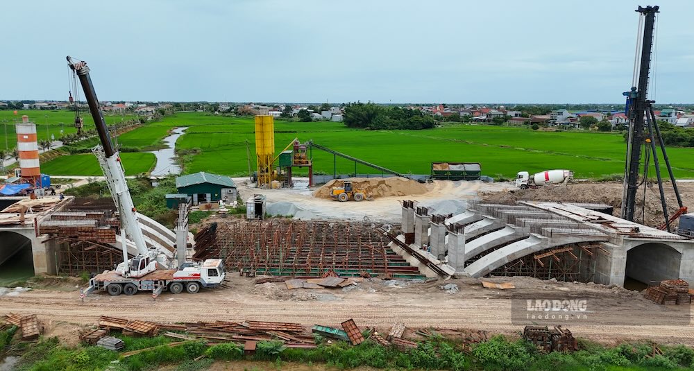 Một số cầu vượt kênh trên tuyến đang được các nhà thầu triển khai thi công, hình hài công trình dần hiện rõ.