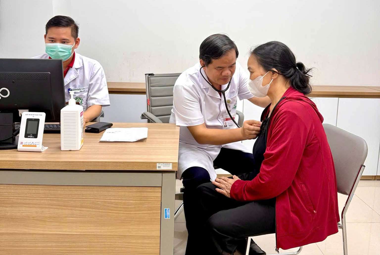 Assoc. Prof. Dr. Dao Xuan Co - Director of Bach Mai Hospital directly examines and advises patients. Photo: Dieu Hien