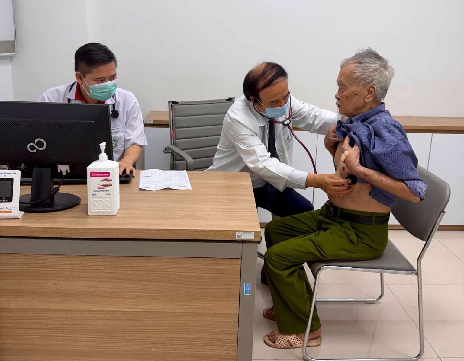 PGS.TS Nguyễn Văn Chi - Chuyên gia cao cấp chuyên ngành hồi sức cấp cứu trực tiếp thăm khám và kiểm tra sức khỏe cho các thương bệnh binh, người có công và gia đình chính sách. Ảnh: Diệu Hiền