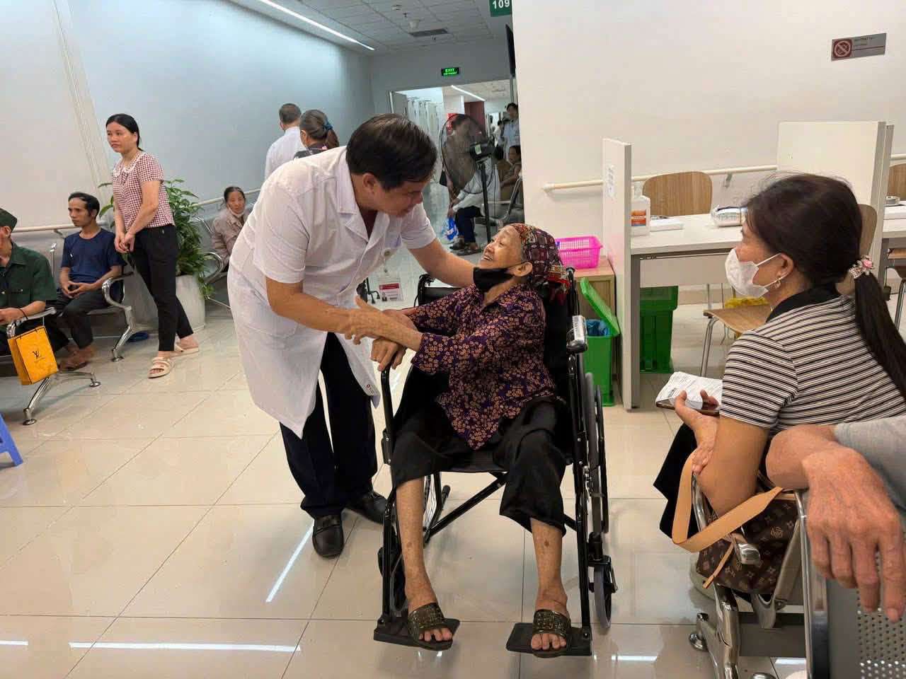 Các thầy thuốc Bệnh viện Bạch Mai cùng Trung tâm y tế xã Liêm Tuyền thăm khám sức khỏe cho bà con. Ảnh: Diệu Hiền