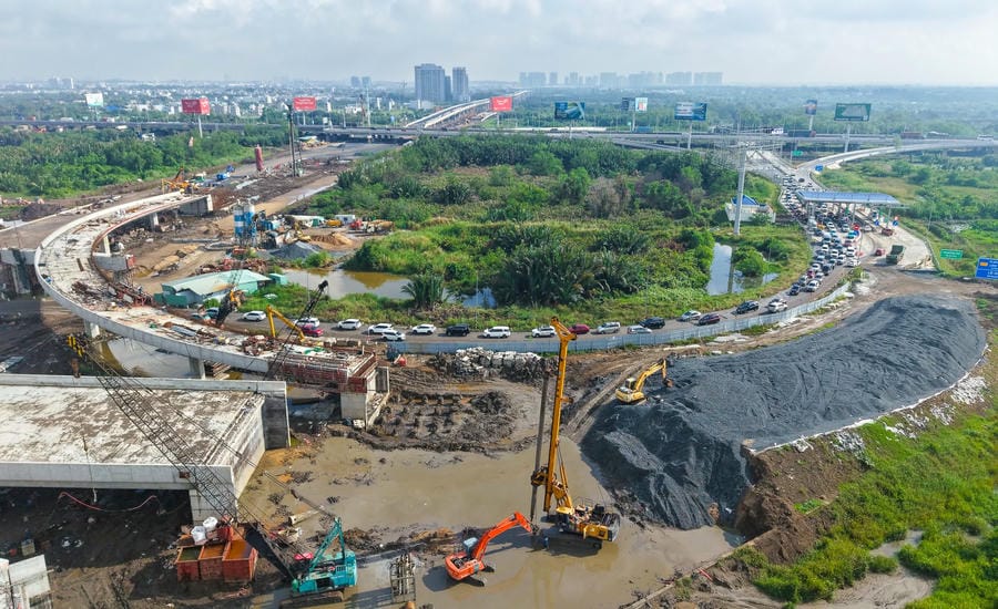 Lack of materials is one of the reasons why Ring Road 3 in Ho Chi Minh City is postponed to the end of 2026. Photo: Minh Quan