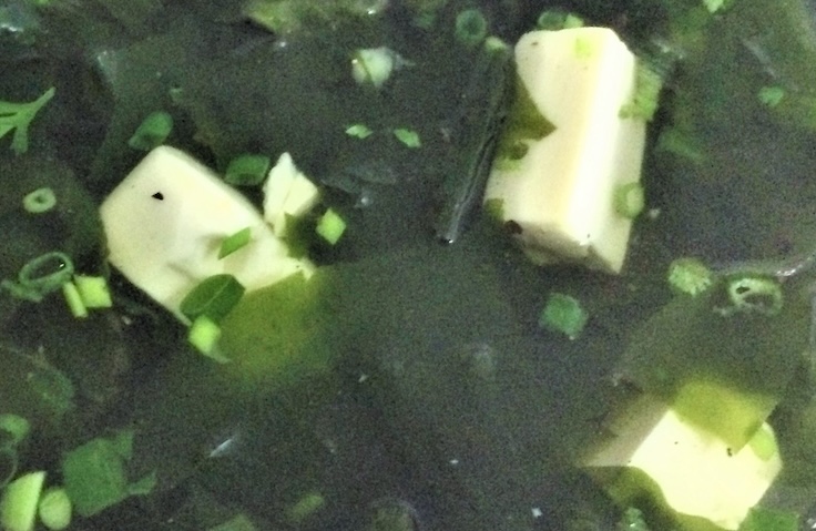 Tofu seaweed soup is cool, easy to prepare, and can support liver detoxification, so housewives can add it to their family's diet. Photo: Thu Thuy