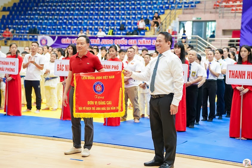 Ông Nguyễn Mạnh Hùng - Chủ tịch Liên đoàn Judo Việt Nam tặng cờ cho đơn vị đăng cai. Ảnh: BTC