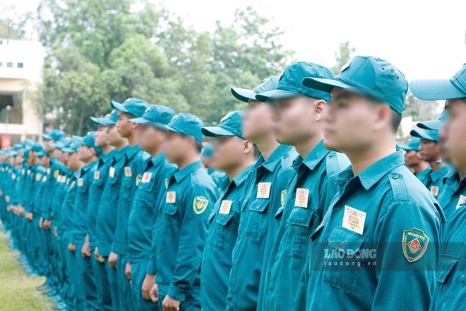 Voters proposed that the Ministry of National Defense pay attention to supplementing staff and improving the quality of the commune-level Military Command. Photo: Pham Dong