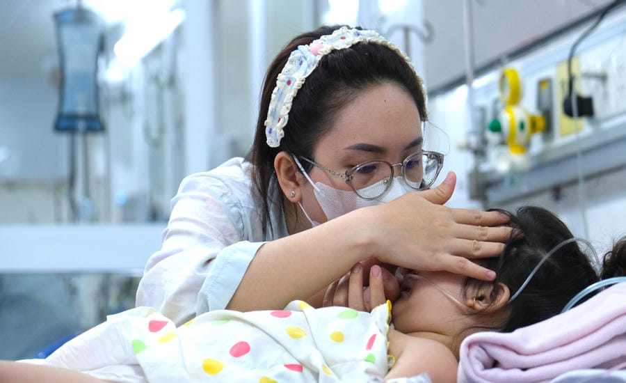 Phụ huynh chăm sóc con bị bệnh tay chân miệng tại Khoa Hồi sức tích cực chống độc, Bệnh viện Nhi đồng TP Cần Thơ. Ảnh: Phong Linh