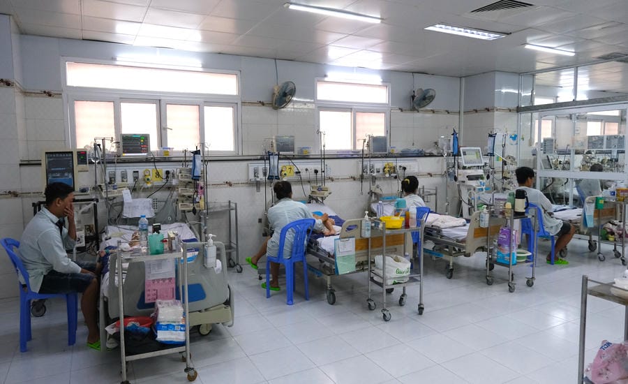 Enfants atteints de maladie pieds-mains-bouche au service de soins intensifs et de toxicologie de l'hôpital pour enfants de la ville de Cần Thơ. Photo: Phong Linh