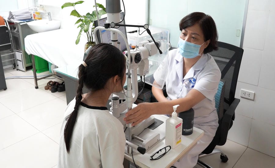Although only in 8th grade, Ms. Vu Thi Huong's daughter (Hung Yen) already has a nearsightedness of 7.5 degrees. Despite regular check-ups and advising on medication, the nearsightedness still increases rapidly. Photo: Vu Linh