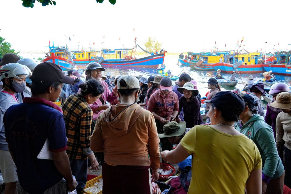 Phiên chợ tấp nập ngay cửa biển. Ảnh: Đông Giang