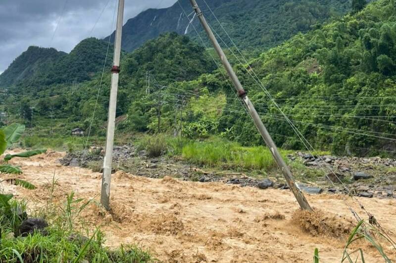 Mưa lũ đã làm hệ thống điện khu vực Mường La bị ảnh hưởng, nhiều khách hàng bị gián đoạn cung cấp điện. Ảnh: Ngọc Diệp