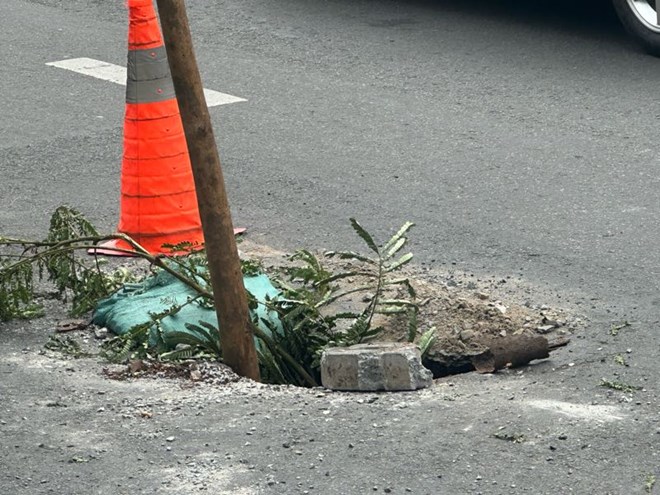 The subsidence point appeared on Nguyen Thi Minh Khai street, near the Truong Dinh intersection. Photo: Ly Linh