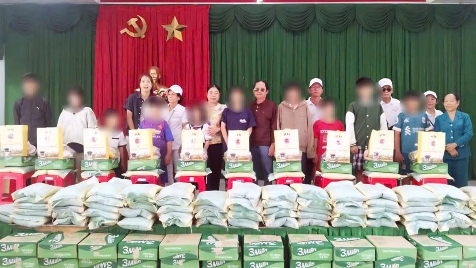 Các đơn vị trao 100 phần quà và 10 suất học bổng cho hộ nghèo, học sinh có hoàn cảnh khó khăn tại xã An Ngãi Trung. Ảnh: Hoàng Lộc