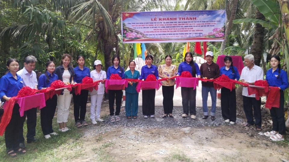 Delegates perform the inauguration ceremony of the rural traffic bridge "Bridge contributing love" in An Ngai Trung commune. Photo: Hoang Loc