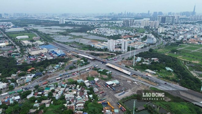 Urgent construction after handing over sufficient ground at My Thuy intersection. Photo: Anh Tu