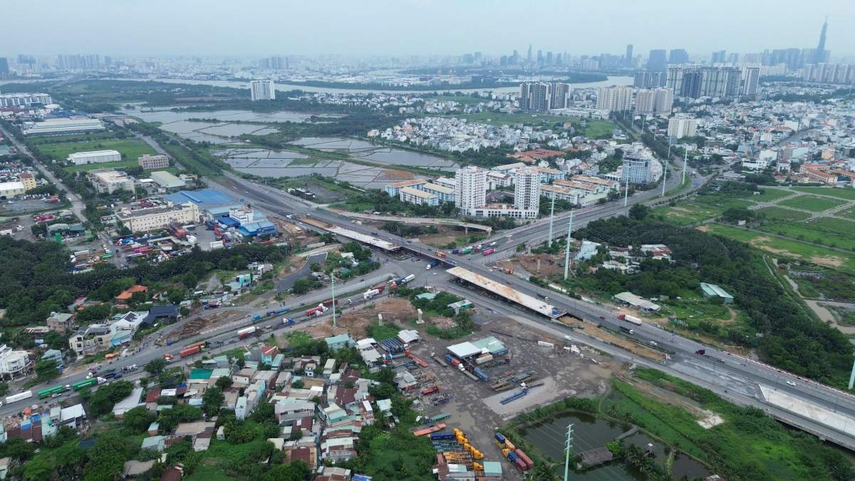 Urgent construction after handing over sufficient ground at My Thuy intersection. Photo: Anh Tu