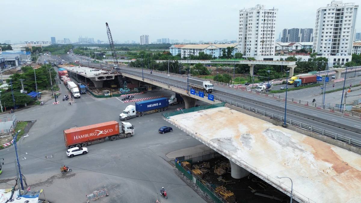 Nhánh phải cầu vượt trên đường Vành đai 2 đẩy nhanh thi công kết cấu nhịp và đường dẫn trên nền mặt bằng sạch.