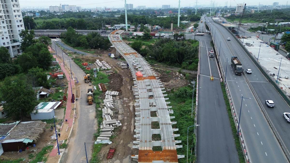 Hạng mục cầu vượt rẽ trái từ Cát Lái đi Phú Mỹ mới hoàn thành các trụ, đồng thời đang lắp đặt nhịp dầm thép. Ảnh: Anh Tú