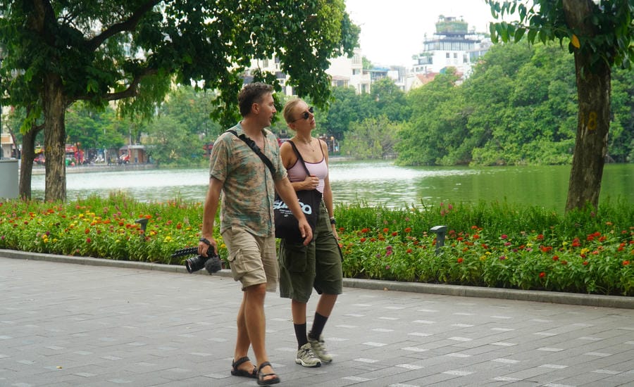 Turistas internacionales visitando Hanoi. Foto: Minh Chính