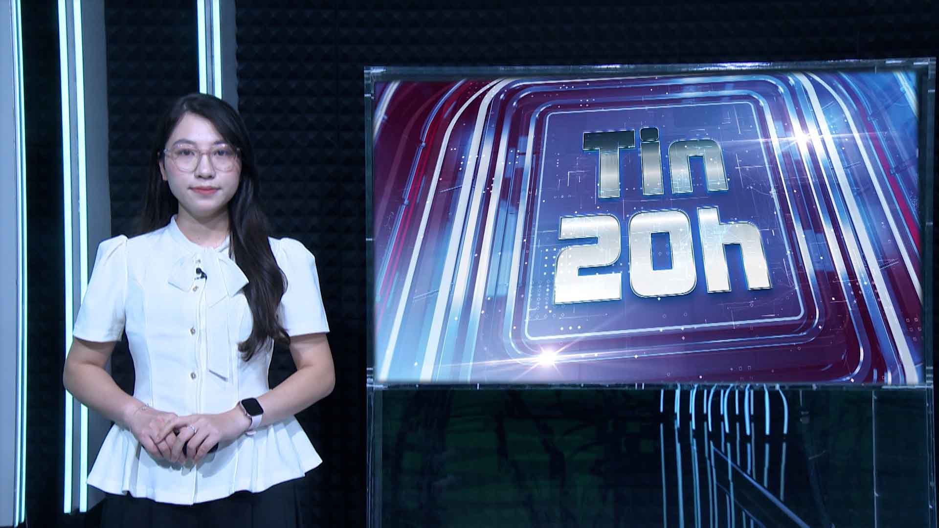 8 PM News: How to register for free chip-attached bus cards in Hanoi from July 6th