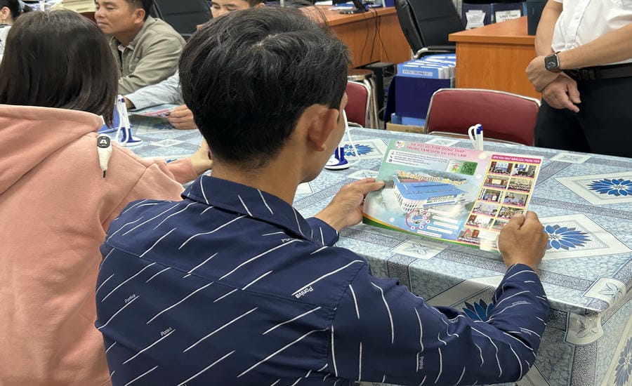 Many workers in difficult circumstances turn to competent authorities after almost falling into the trap of social network scammers. Photo: Luong Hanh