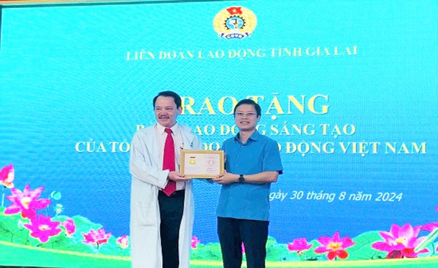 Doctor Pham Ty (left cover) working at Gia Lai Provincial General Hospital was awarded the Creative Labor Medal. Photo: THANH TUAN