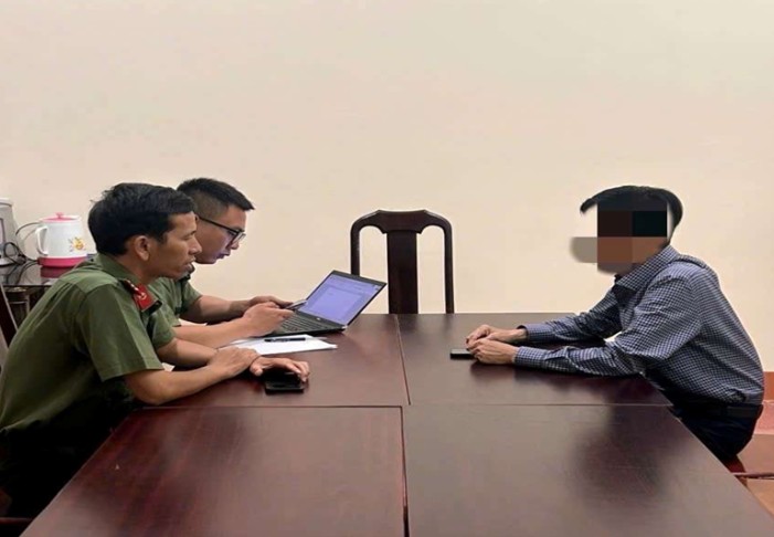 Cơ quan chức năng tỉnh Đắk Lắk làm việc với một trường hợp đăng tải thông tin xuyên tạc vụ nổ súng ở địa bàn phường Buôn Ma Thuột. Ảnh: Công an cung cấp