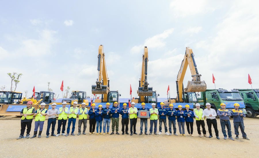 Workers present at the housing for rent construction site on the project implementation day in Pho Hien ward. Photo: Mai Huong