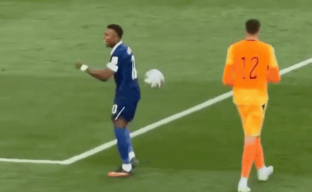 Khoảnh khắc thủ môn Orlando Gill ném bóng về phía Kylian Mbappe. Ảnh: Cắt từ video