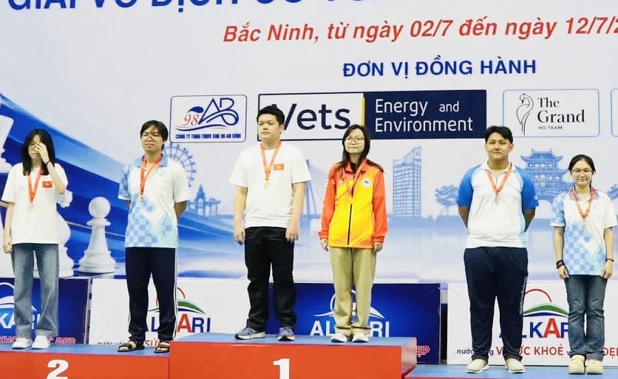 Chess player Cam Hien (yellow jersey) wins gold medal in U20 women's blitz chess at the 2026 National Youth Chess Championship. Photo: Vietnam Chess Federation