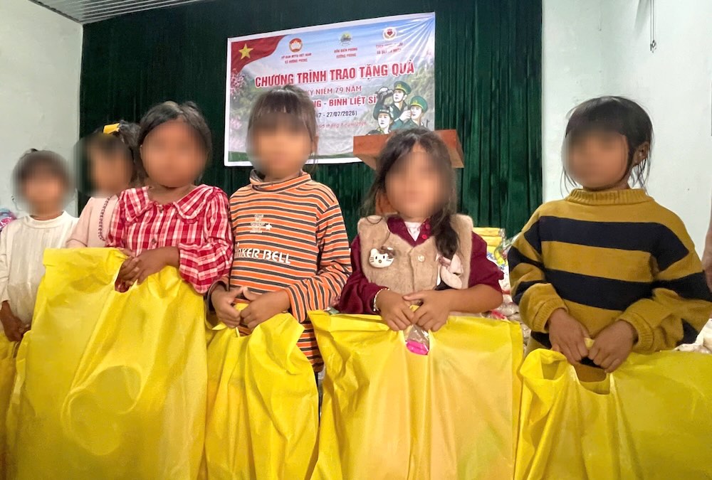 Các em thiếu nhi cùng những phần quà ý nghĩa. Ảnh: Văn Bằng