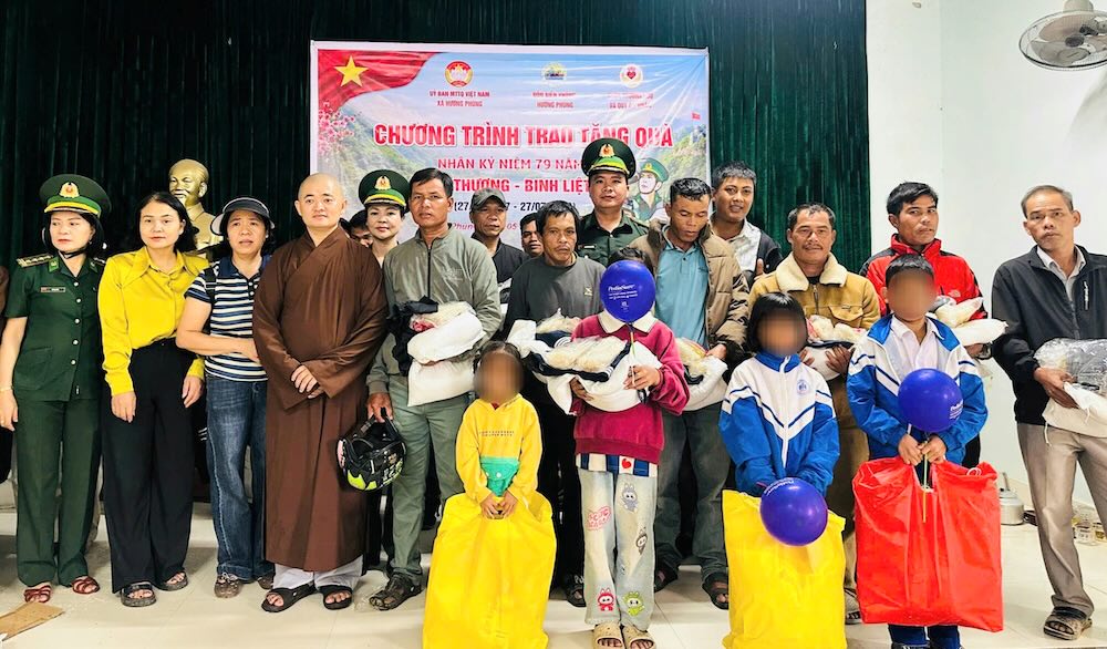 Des cadeaux significatifs pour les habitants et les enfants des régions frontalières encore en difficulté. Photo: Văn Bằng