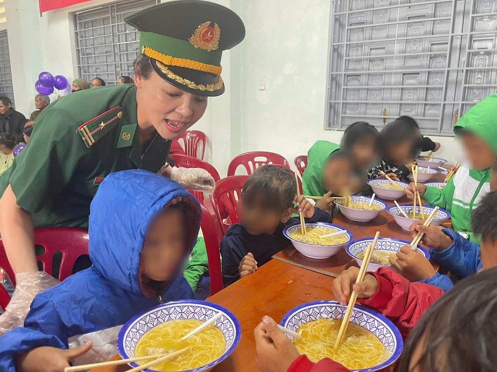 Các em nhỏ thưởng thức món bún Huế. Ảnh: Văn Bằng