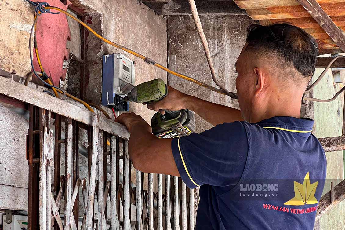 Ông Lê Anh Thiện (trú tại phường Cầu Giấy) cho biết, nhiều năm qua, đây là tuyến đường được nhiều phương tiện từ các hướng Xuân Thủy, Dịch Vọng và đường Cầu Giấy lựa chọn để di chuyển về Nguyễn Khang nên thường xuyên xảy ra ùn tắc.