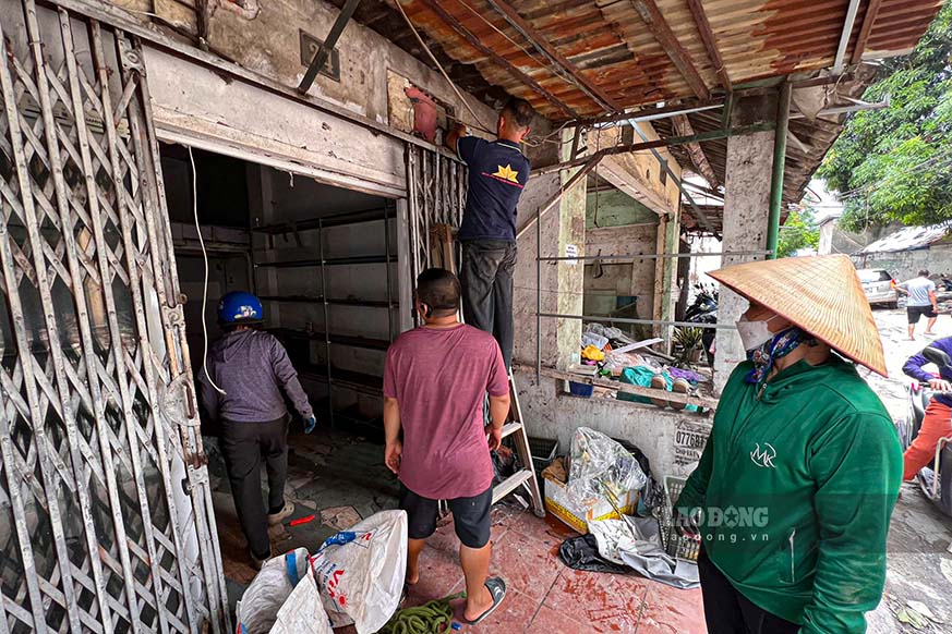 Ông Lê Anh Thiện (trú tại phường Cầu Giấy) cho biết, nhiều năm qua, đây là tuyến đường được nhiều phương tiện từ các hướng Xuân Thủy, Dịch Vọng và đường Cầu Giấy lựa chọn để di chuyển về Nguyễn Khang nên thường xuyên xảy ra ùn tắc.