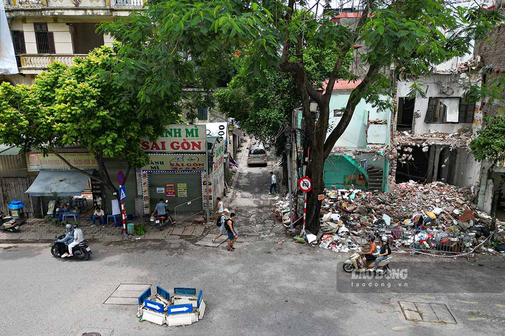 People living in alley 381 Nguyen Khang hand over land to serve the project to expand this alley. Photo: Huu Vu