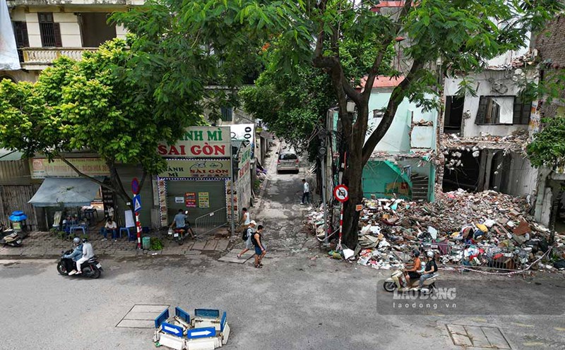 People living in alley 381 Nguyen Khang hand over land to serve the project to expand this alley. Photo: Huu Vu