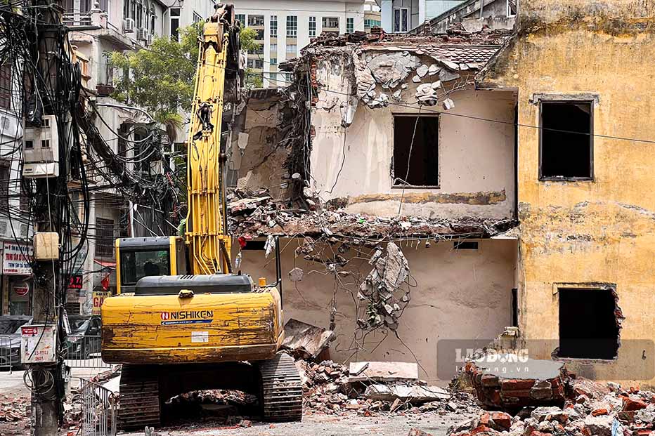 Trên công trường, các đơn vị thi công cũng huy động máy cẩu, máy xúc cùng nhiều phương tiện cơ giới triển khai công tác giải phóng mặt bằng.