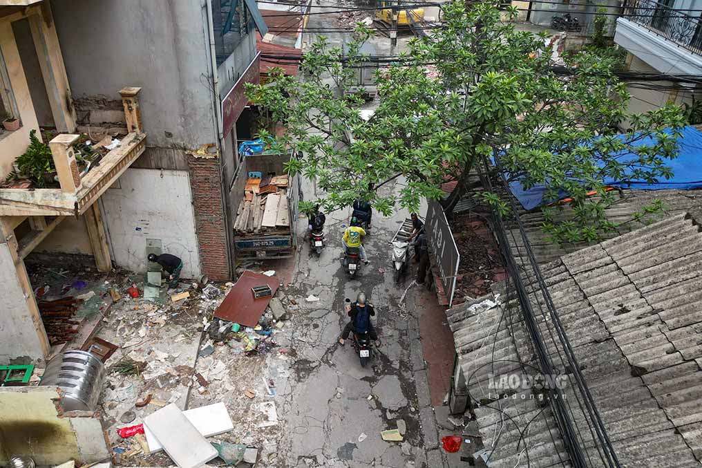 Hiện nay, ngõ 381 Nguyễn Khang thường xuyên rơi vào tình trạng quá tải khi xe máy, ôtô và người đi bộ cùng lưu thông trong con ngõ rộng khoảng 5m, có đoạn chỉ hơn 2m. Vào giờ cao điểm, đặc biệt thời điểm học sinh Trường Tiểu học An Hòa tan học, khu vực này thường xuyên ùn ứ.