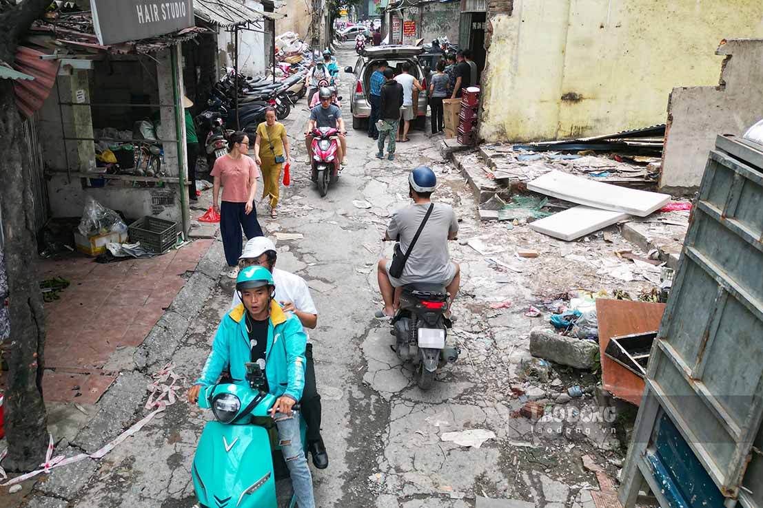 Theo ghi nhận của phóng viên, hiện có nhiều hộ dân sinh sống dọc ngõ 381 Nguyễn Khang đã chủ động tháo dỡ nhà cửa, công trình để bàn giao mặt bằng phục vụ dự án.