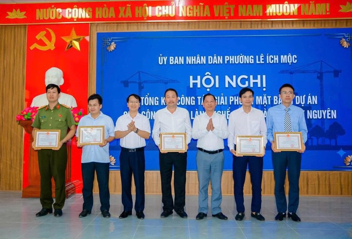 Le Ich Moc Ward has rewarded collectives and individuals with outstanding achievements in site clearance for the Thuy Nguyen Mechanical and Casting Craft Village Industrial Cluster Project. Photo: Le Ich Moc Ward e-Portal