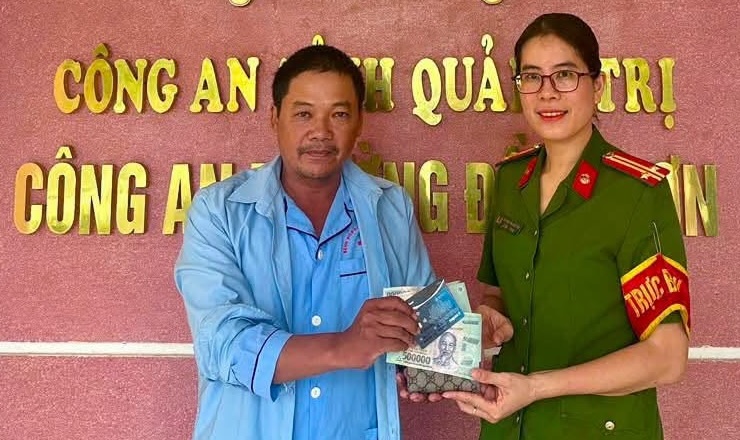 People picked up a wallet containing more than 5 million VND and took it to Dong Son Ward Police. Photo: Dong Son Ward Police