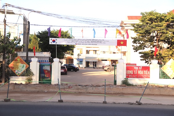 People eligible for resettlement in Hoa Tien commune are supported to fulfill their land financial obligations. Photo: Nguyen Linh