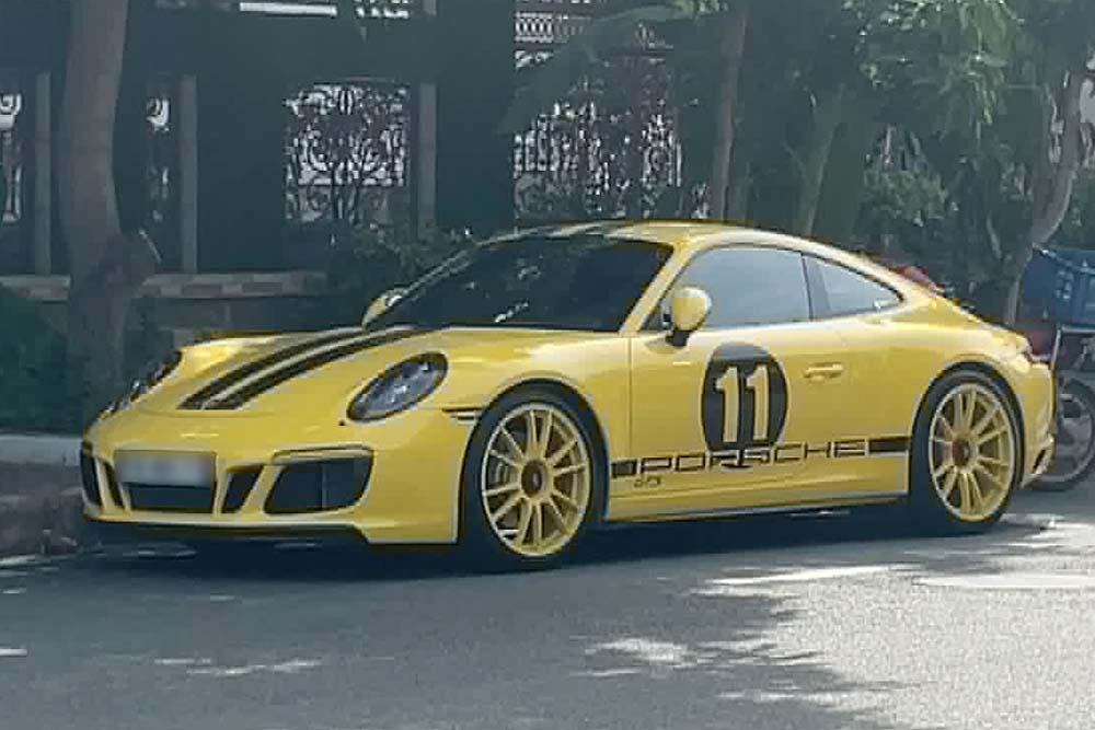 The striking yellow Porsche 911 Carrera GTS 991.2 attracts attention when appearing on the streets of Ho Chi Minh City. Photo: Minh Hoang Ha