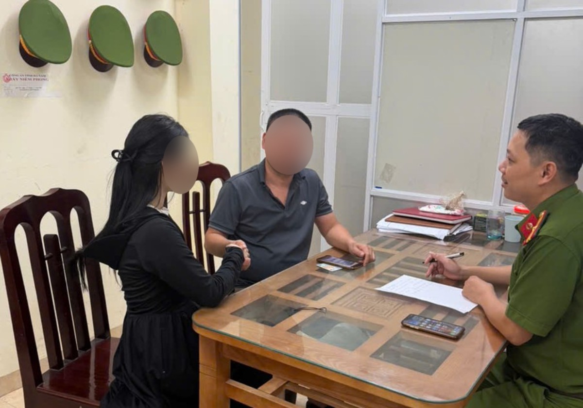 Duy Tien Ward Police, Ninh Binh province promptly helped and supported people to receive the wrongly transferred money back. Photo: Ninh Binh Police