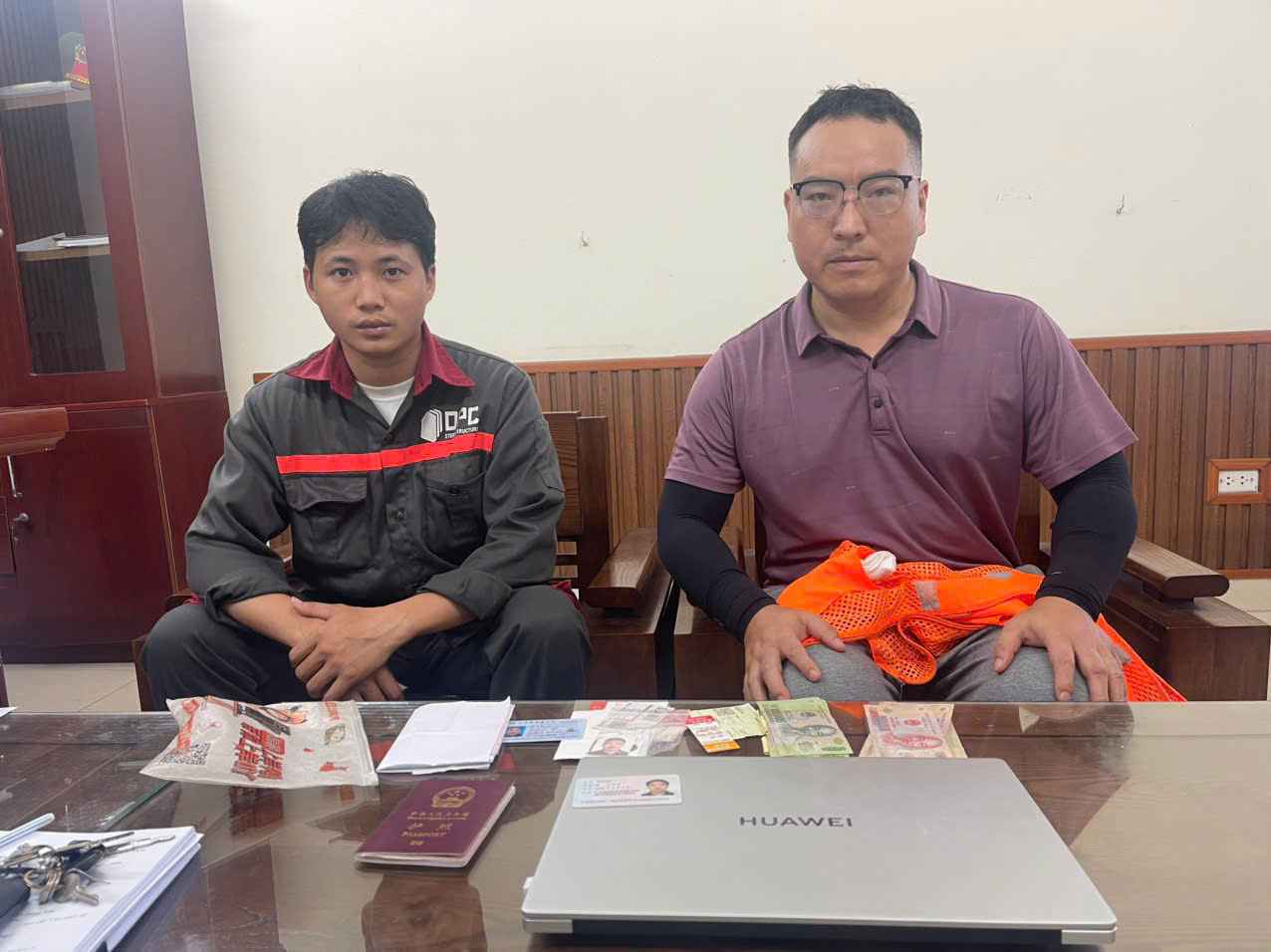 Thai Thuy Commune Police complete procedures to hand over assets to Chinese citizens. Photo: Hung Yen Provincial Police