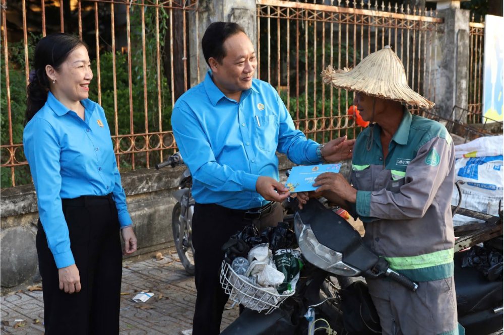 The work "Spring does not leave anyone behind" records the moment Mr. Pham Van Dang, Vice Chairman of the An Giang Provincial Labor Federation, visited, encouraged and presented Tet gifts to workers on the afternoon of the 29th of Tet. Photo: Lam Quoc Viet