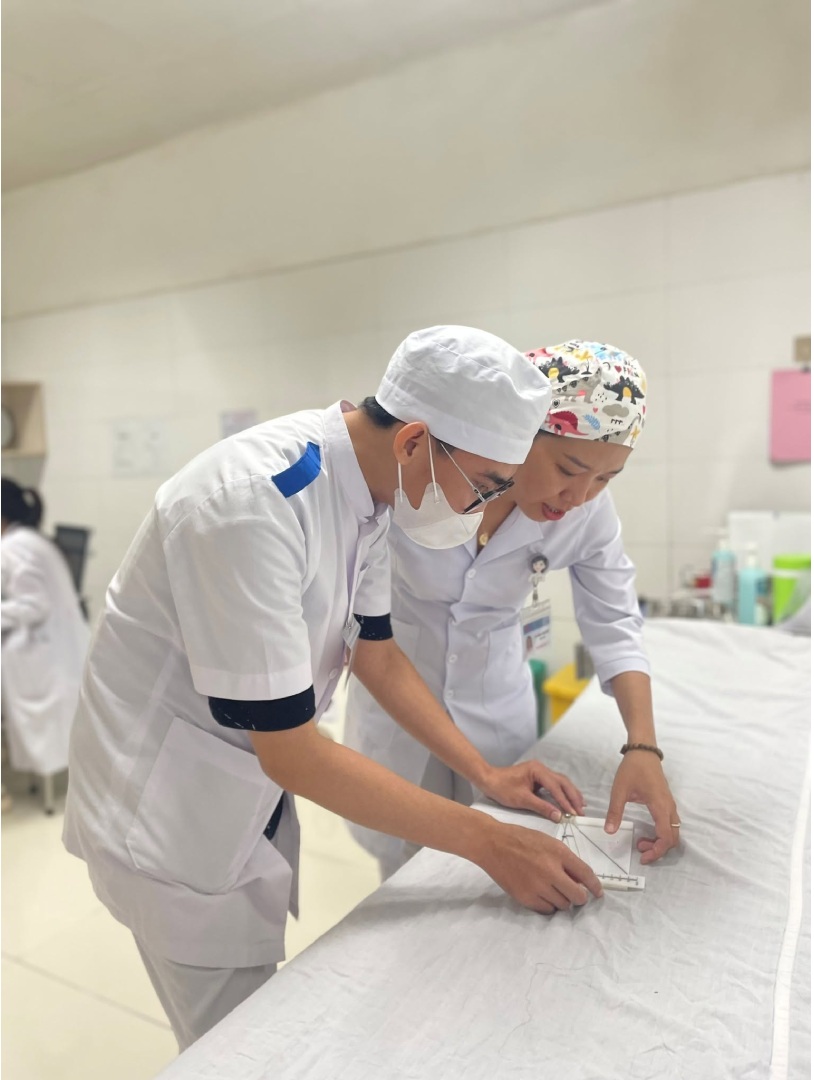 Tác phẩm “Truyền lửa nghề nơi giảng đường trắng” ghi lại hình ảnh cô Phạm Thị Quỳnh là người giảng dạy, đồng hành, truyền cảm hứng cho sinh viên trên con đường trở thành những điều dưỡng viên tương lai. Ảnh: Phạm Thiêng Luân